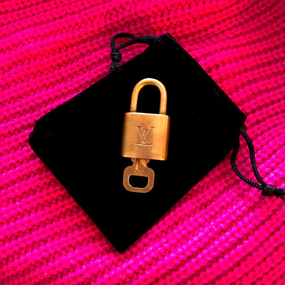 LOUIS VUITTON 🔒320 Gold Lock and 321 Key🔑 with dust bag!
